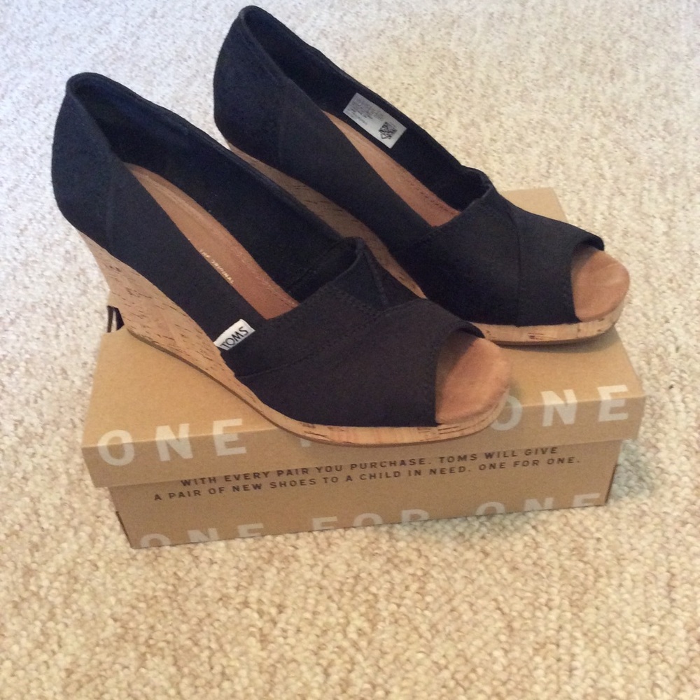 TOMS classic Wedge peep toe pump.
